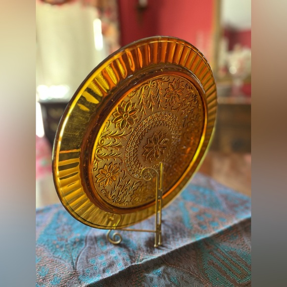 Stunning Vintage Tiara Sandwich Design on 13” Indiana Amber Glass Cake Plate - Picture 8 of 11